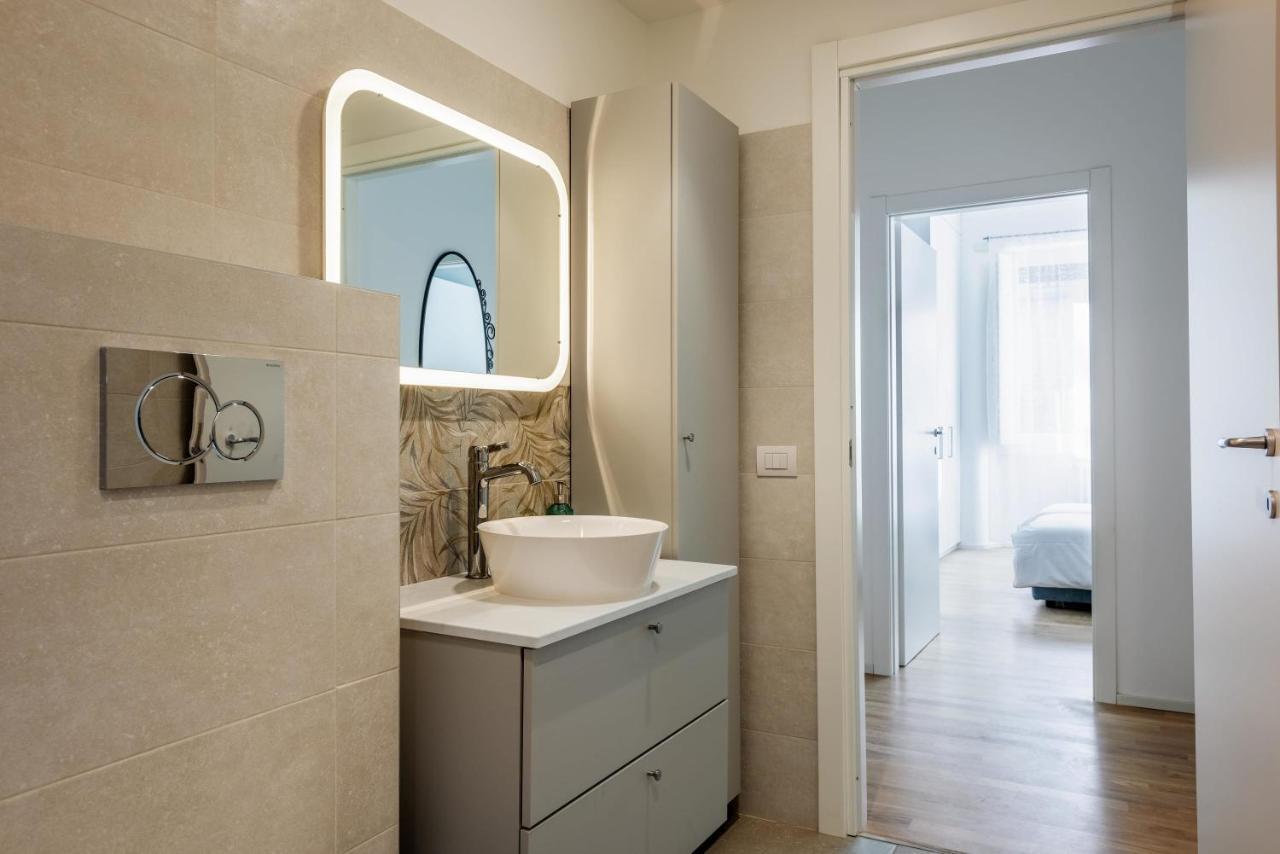 Spacious & Comfortable Apartment In Duomo By Easylife Милано Екстериор снимка